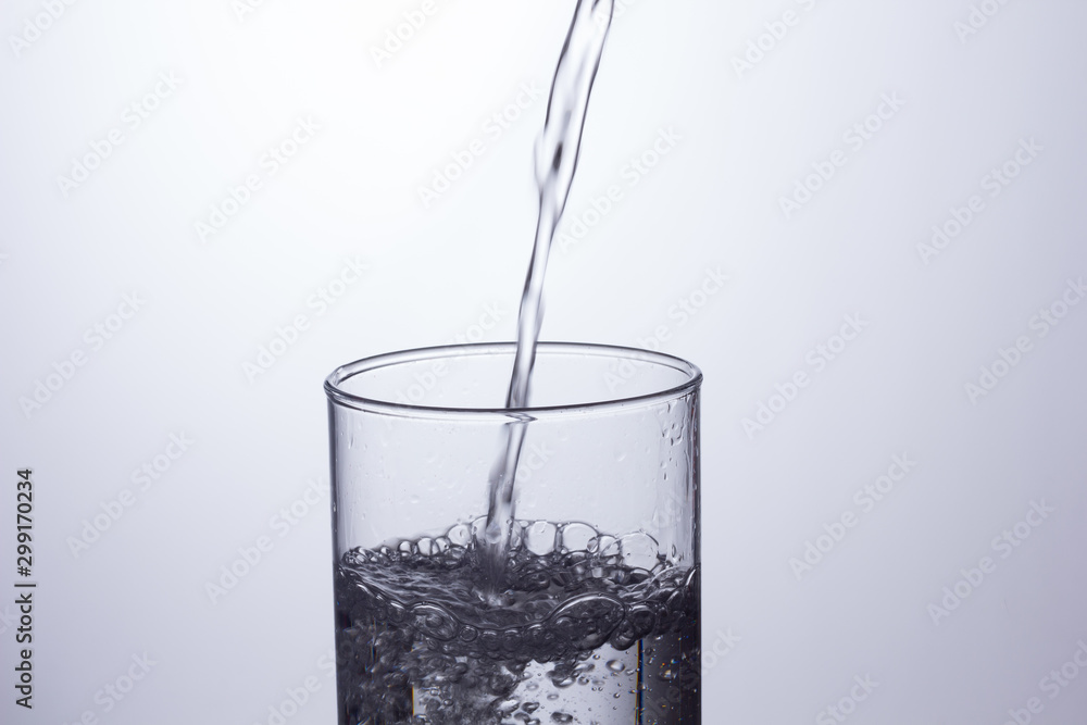 Mañana Cena periodista Agua entrando en un recipiente transparente de crital o plástico; agua  salpicando foto de Stock | Adobe Stock