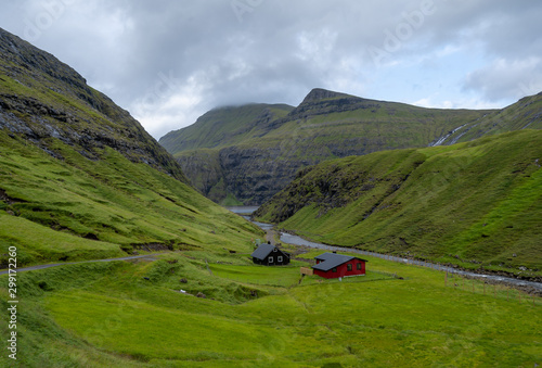 Casa perdidas en la montaña de Saksun, Isla de Streymoy, Islas Feroe photo