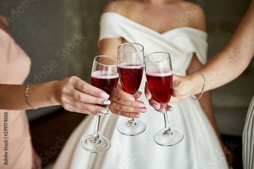 Cheers  Photo bride with her friends drinking champagne from glasses