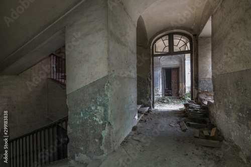 korridor in einem verlassenen schloss © thomaseder