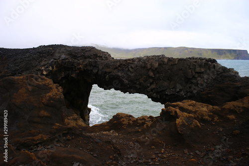 Puente de piedra en la costa con vista del mar en Islandia