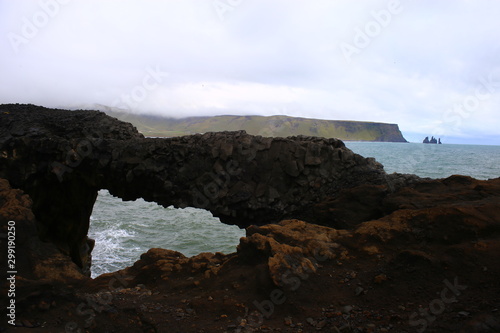 Puente de piedra en la costa con vista del mar en Islandia