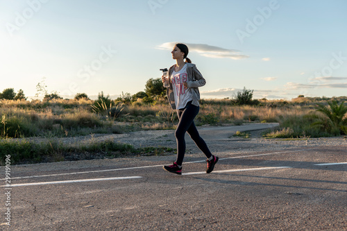 Girl practicing running en la naturaleza