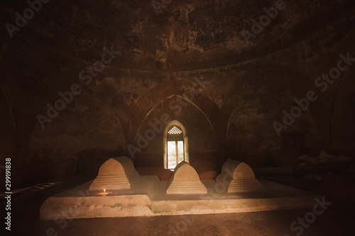 Tableau sur toile A wide shot of the interiors of the tombs of Jalaluddin Muhammad Shah and his family inside the Eklakhi mausoleum in the ancient capital of the Bengal Sultanate, Pandua