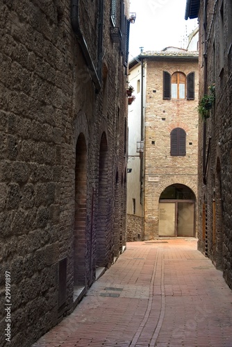Fototapeta Naklejka Na Ścianę i Meble -  Alley in San Gimignano Italy