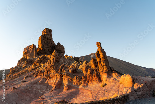 Le bellissime formazioni rocciose laviche nel cratere del vulcano Teide a Tenerife photo