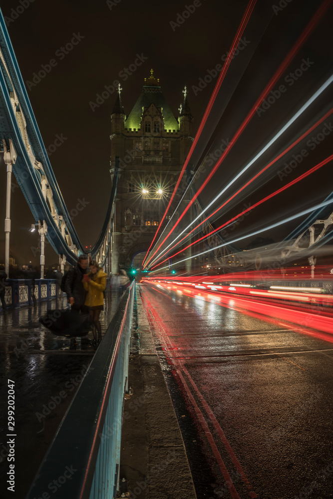 Obraz premium Traffic on Tower Bridge at night.