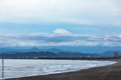 (神奈川県ｰ風景)辻堂から望む海岸と雲海の中の富士１