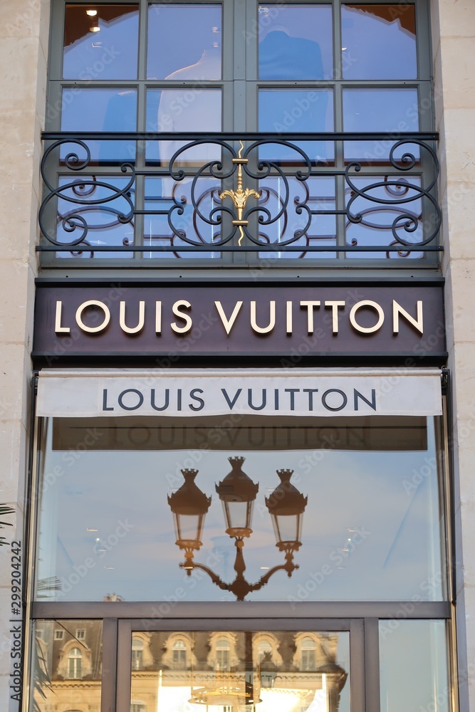 Enseigne sur la devanture de la boutique Louis Vuitton sur la