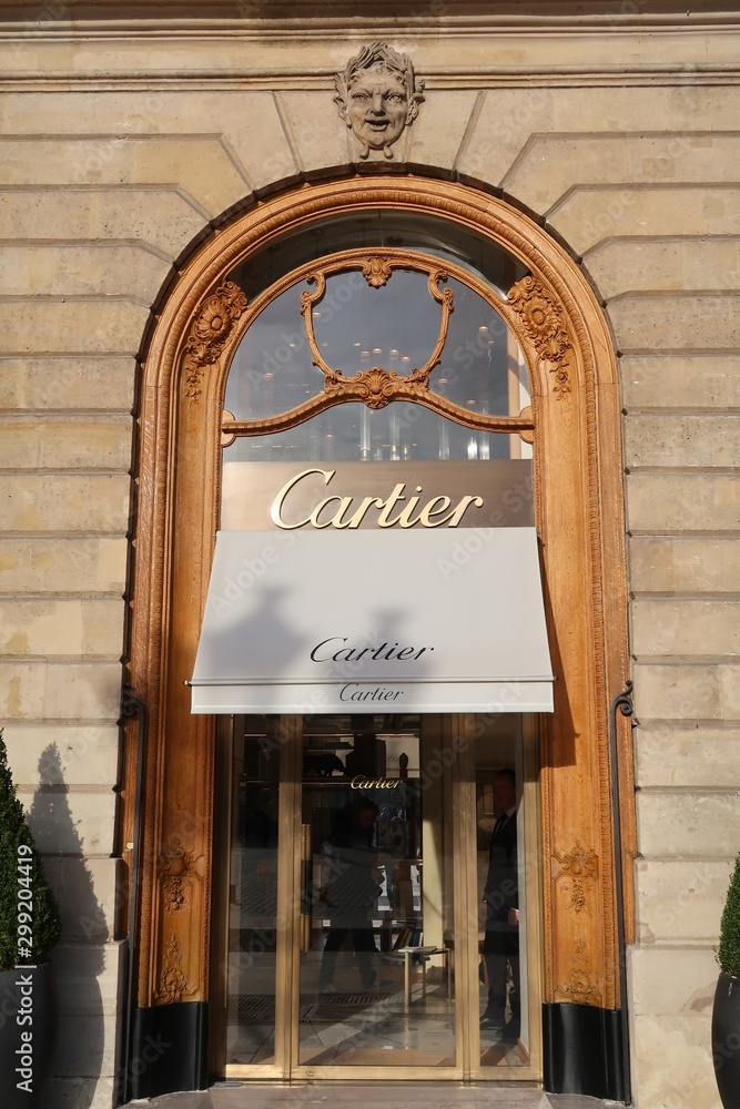 Porte d'entrée de la bijouterie Cartier sur la place Vendôme à Paris – 26  octobre 2019 (France) Photos | Adobe Stock