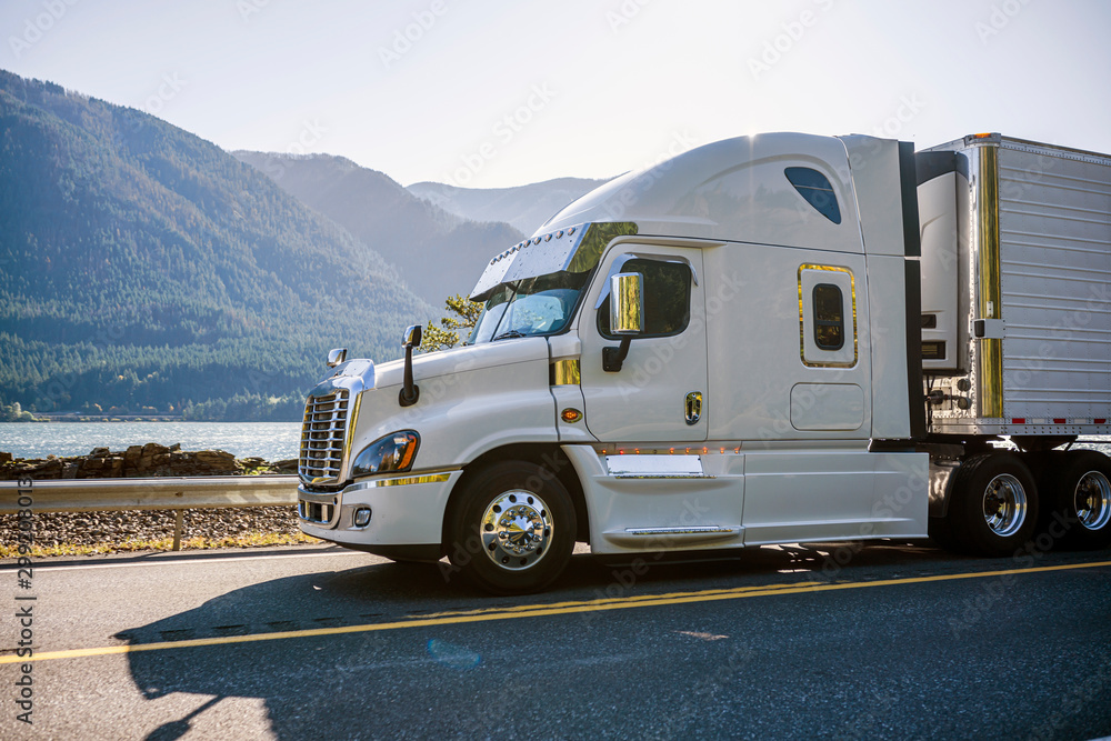 arbejdsløshed pålægge kronblad Big rig white semi truck with chrome accessories driving with reefer semi  trailer for delivery commercial cargo on the road along the river Stock  Photo | Adobe Stock