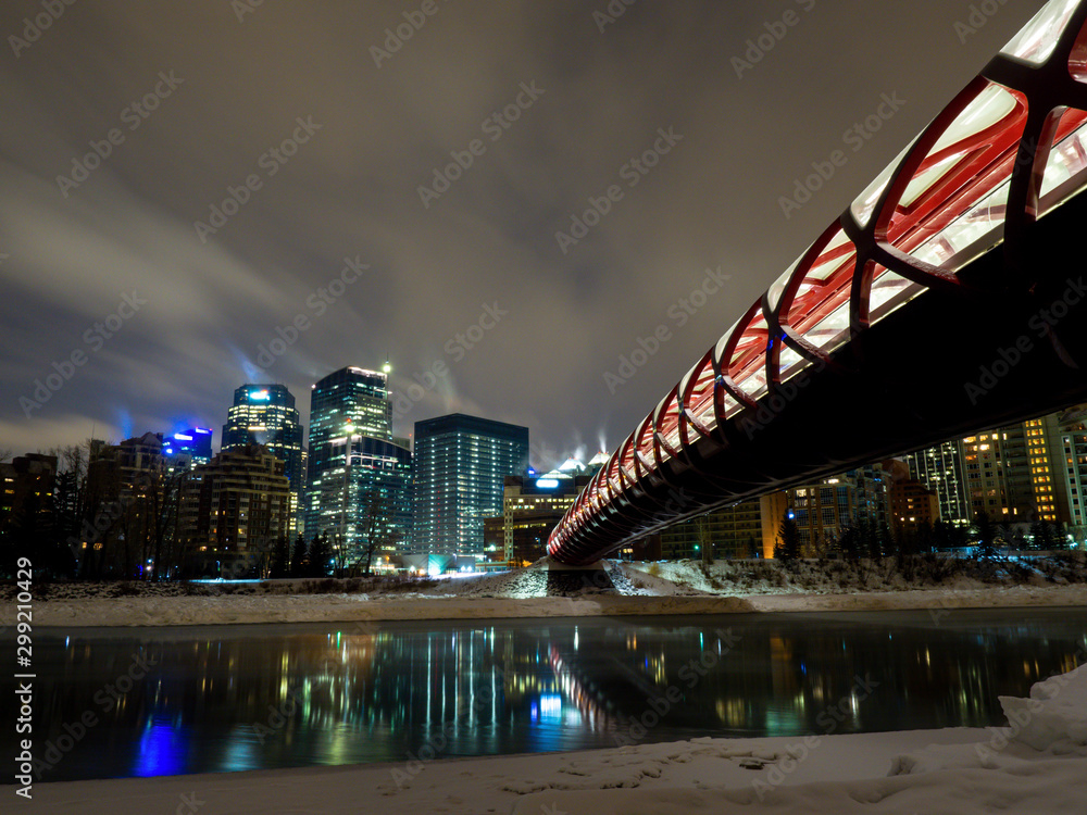 pont rouge vers la ville en hiver