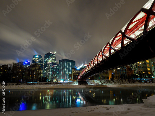 pont rouge vers la ville en hiver