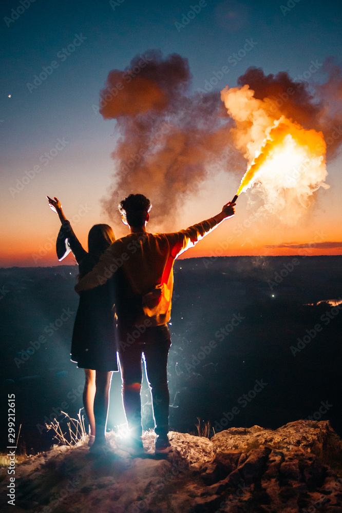 Obraz premium couple and smoke grenade