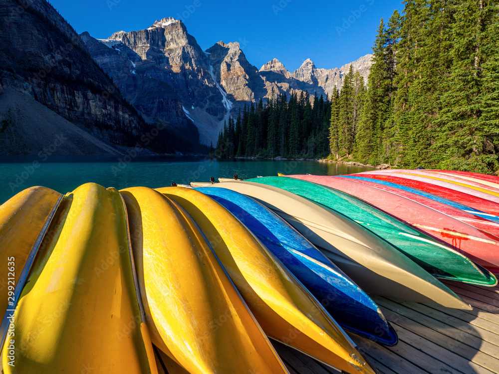 canoe de couleurs dans les montagnes - obrazy, fototapety, plakaty 