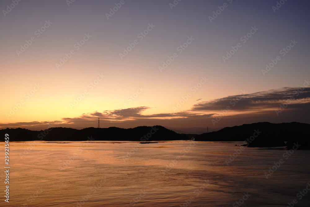 日の出前の天草市の美しい海風景