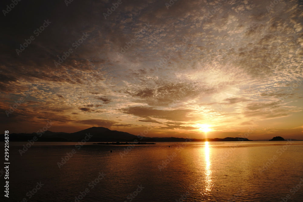 日没の日の入りが美しい海の風景