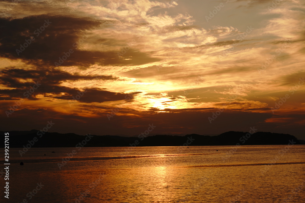 日没の日の入りが美しい海の風景
