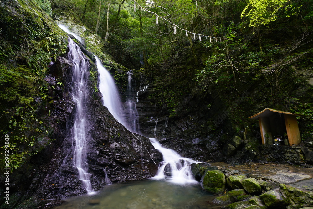 山間の小滝