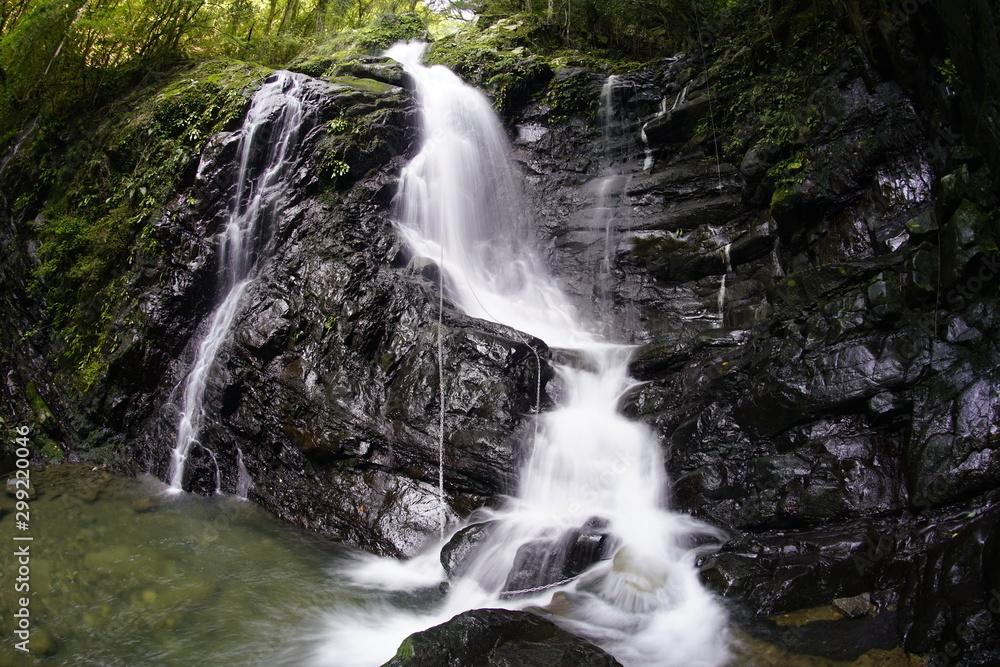 山間の小滝