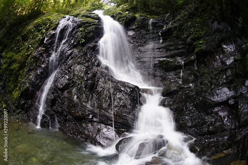 山間の小滝