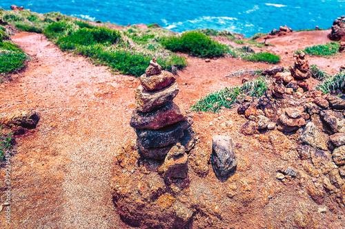 Obraz na płótnie Rock statues made by tourists and locals for luck on sandy shores. w salonie