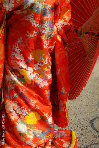 赤い十二単（日本民族衣装） © kanzilyou