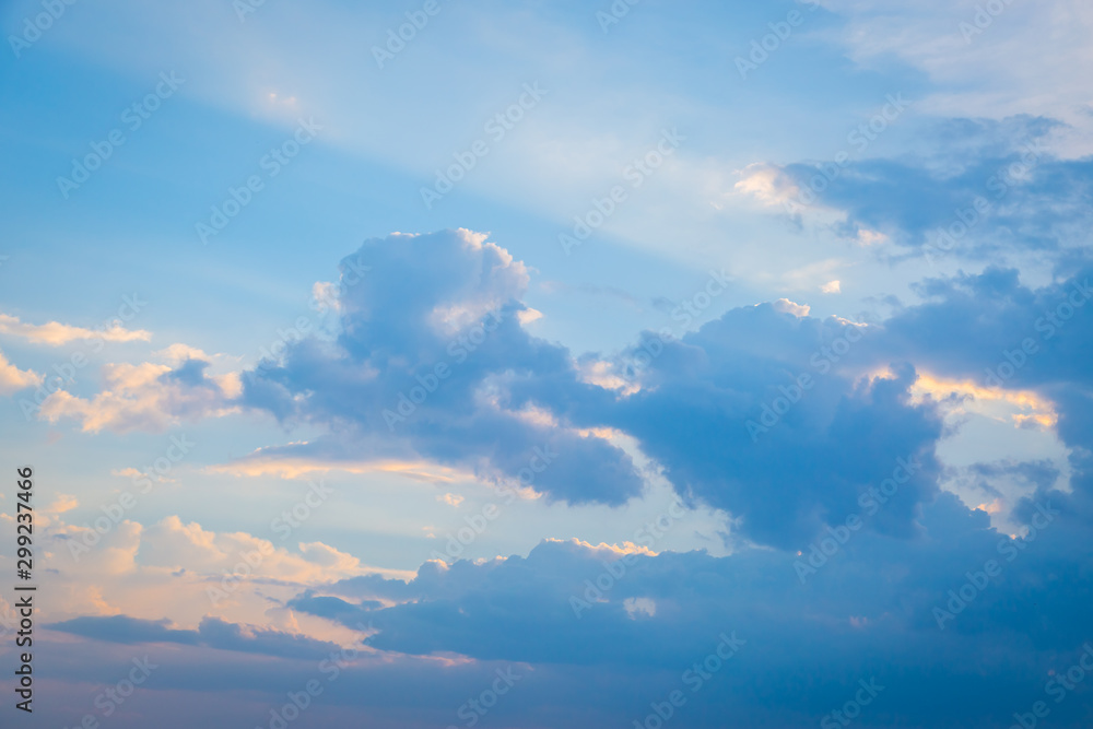 Obraz premium Sky and clouds before sunset