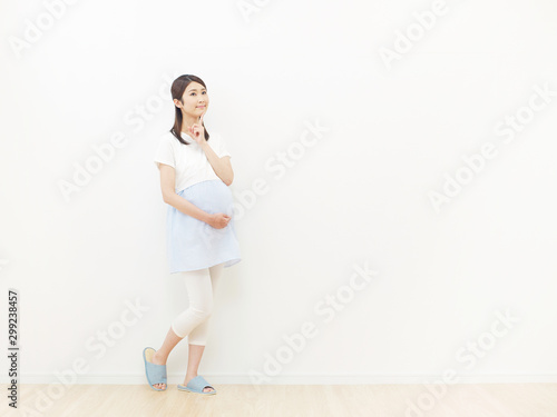 女性　妊婦 © siro46