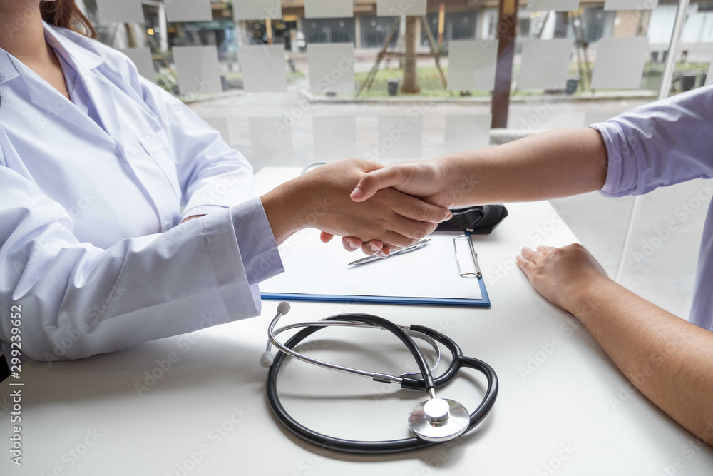 The female doctors and patients shook hands after the patients had finished their treatment. Medical concepts and good health The female doctors and patients shook hands after the patients had finished their treatment. Medical concepts and good health