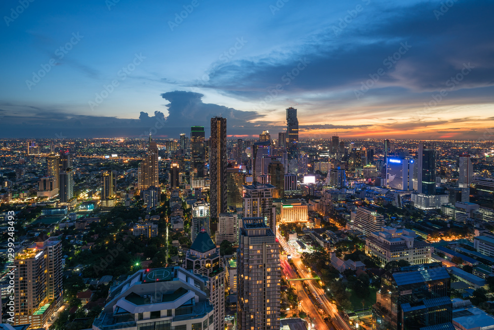 Fototapeta premium Nowoczesny budynek w dzielnicy biznesowej Bangkoku w Bangkoku z panoramą o zmierzchu, Tajlandia.