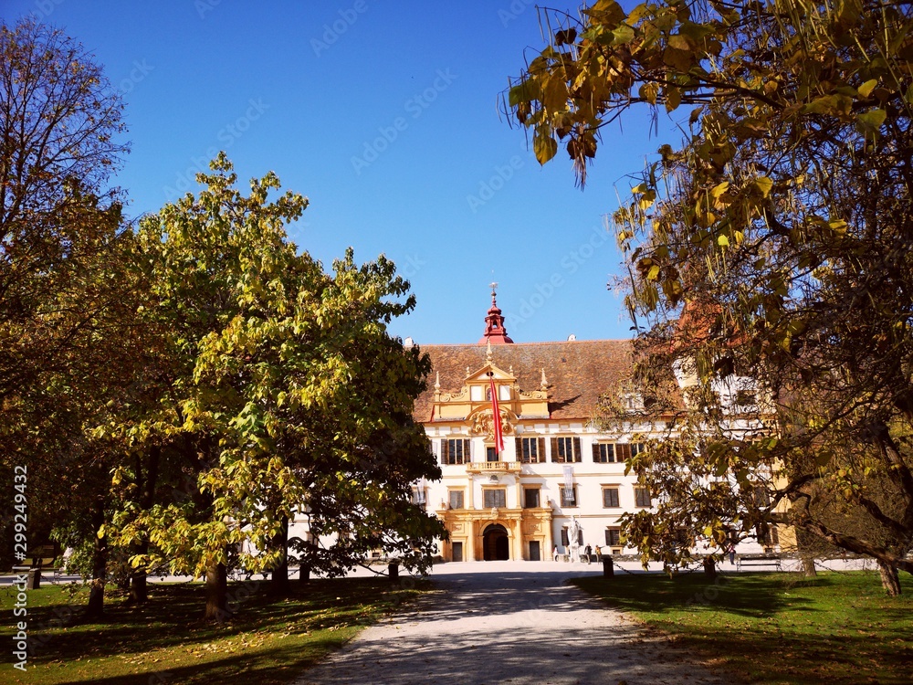 Graz Schloss Eggenberg im Herbst