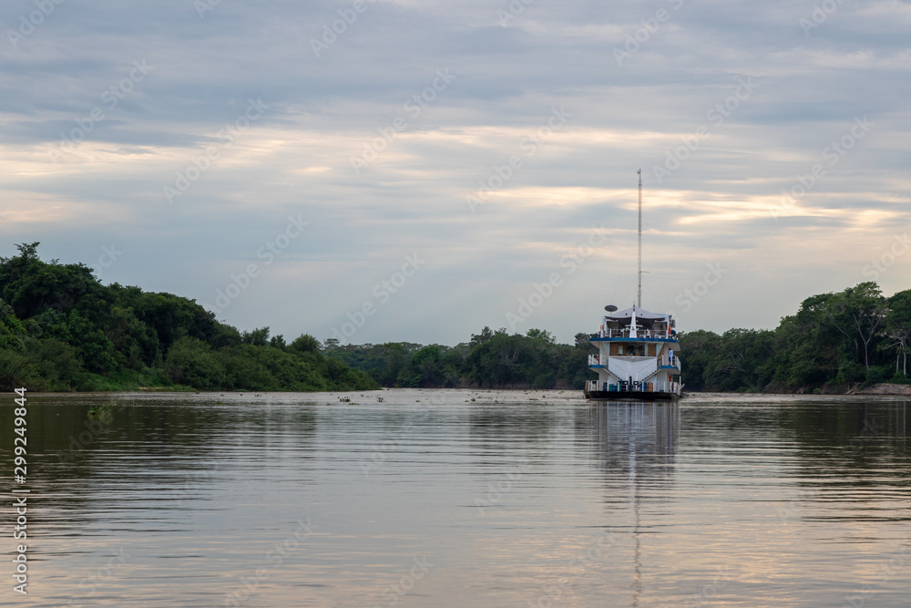 Ein Hotelschiff auf einem Fluss im brasilianischen Pantanal im Morgenlicht