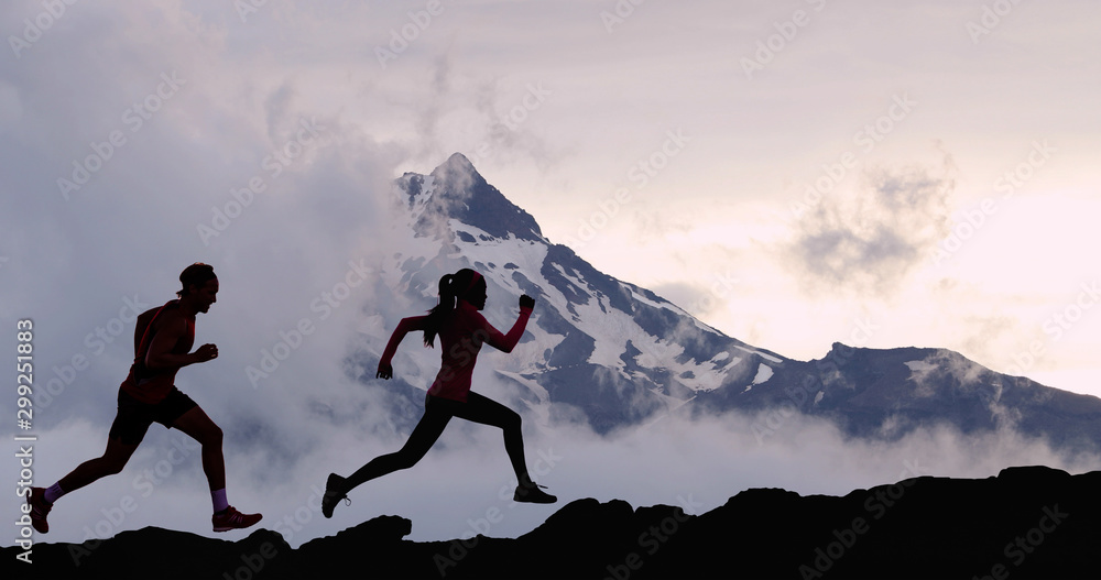 Naklejka premium Bieganie ludzie sportowcy szlak sylwetka działa w tle  szczyt góry. Mężczyzna i kobieta na treningu biegania na świeżym powietrzu  aktywnego stylu życia. #299251883 - Piłka nożna i sport - Naklejka premium