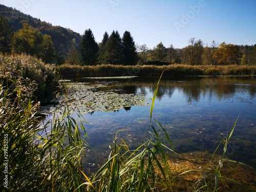 friedlicher See im Herbst