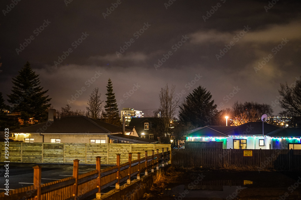 アイスランド・レイキャビックの街並み（夜景）