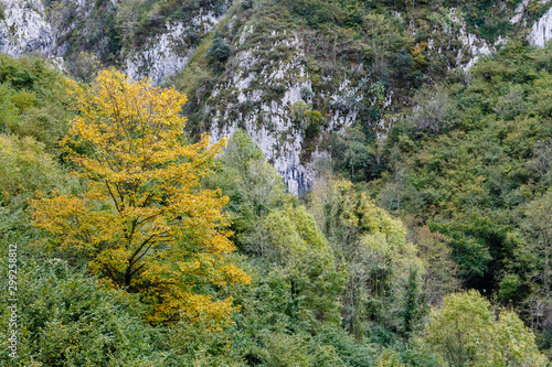Monumento Natural Desfiladero de Las Xanas. Ruta de senderismo. Asturias, España.