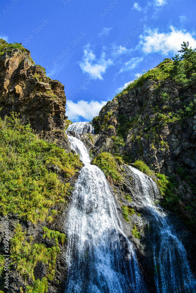 青空と新緑が美しい五段の滝