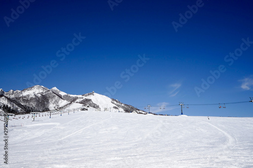 青と白のツートンカラー、岩原スキー場 © ZUN