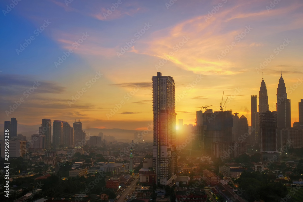 Obraz premium Beautiful scenery of Kuala Lumpur City Centre with sunrise sky background