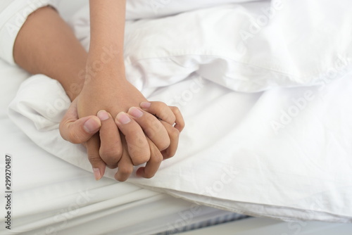 Wallpaper Mural Lovers hand in hand Torontodigital.ca