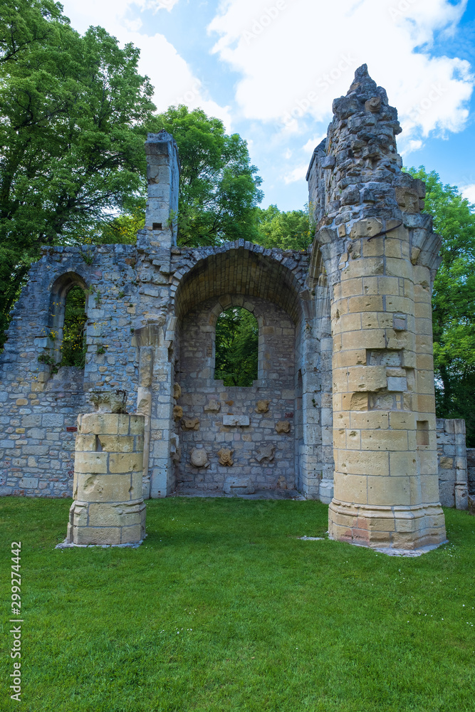 Die Ruinen der im 1. Weltkrieg zerstörten Kirche Saint-Pierre bei Montfaucond'Argonne/Frankreich