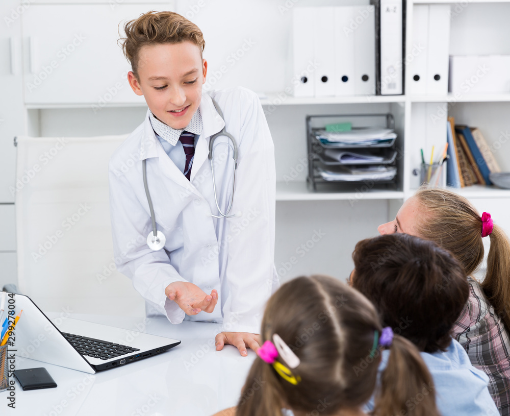 Obraz premium Medic boy with stethoscope talking