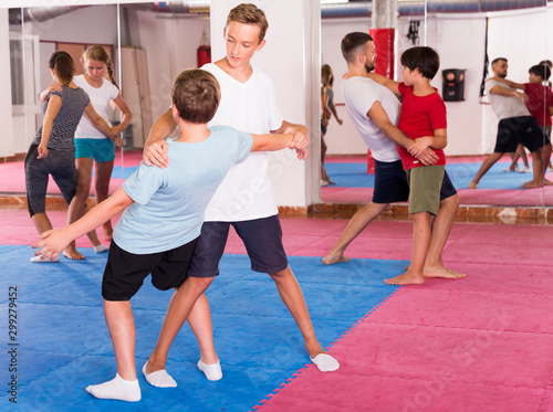 Dzieci ćwiczące ruchy samoobrony