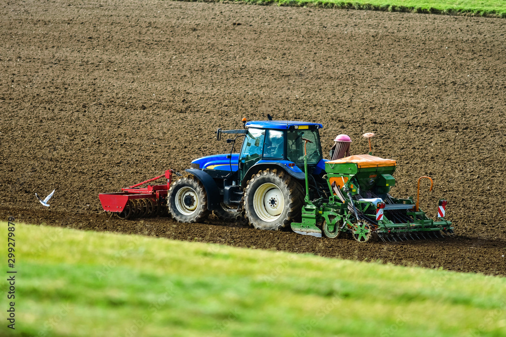 Obraz premium farmer and his equipment for seedlings