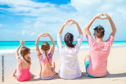 Canvas Print Happy family on the beach during summer vacation