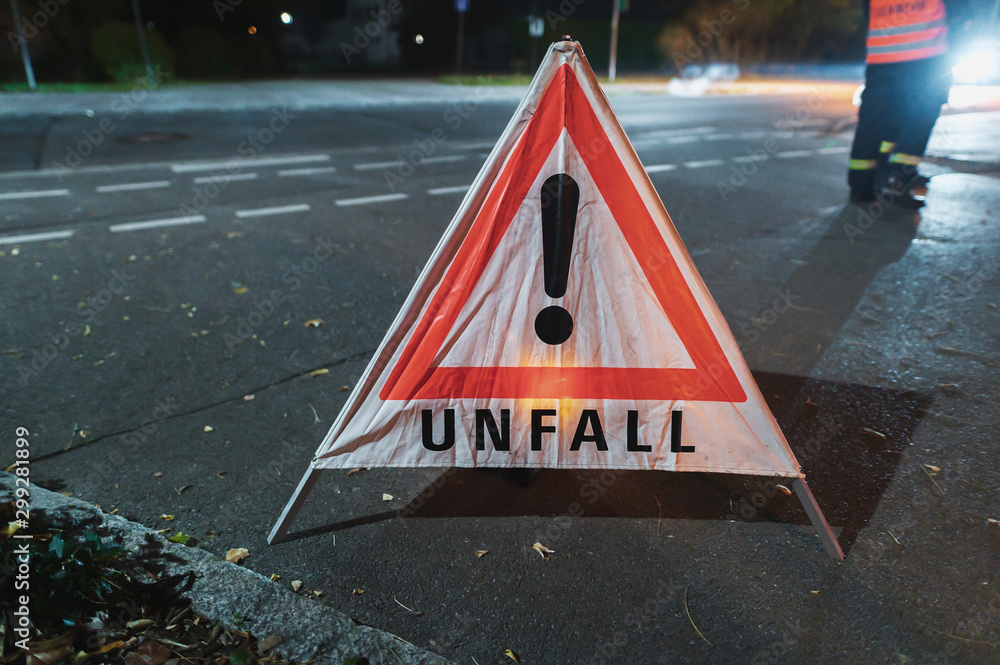 Warndreieck mit der Aufschrift Unfall bei einem nächtlichen Einsatz