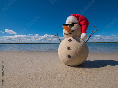 Cuadro en lienzo Christmas Sandy Snowman on a beautiful sand beach - Christmas symbol of countrie