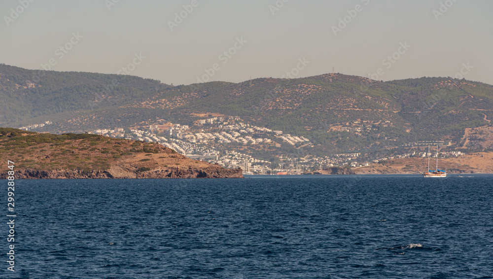 Mittelmeerküste Ägäis Türkische Küste und Sicht auf die Hafenstadt Bodrum, Schiffsfahrt von Kos Stadt nach Bodrum