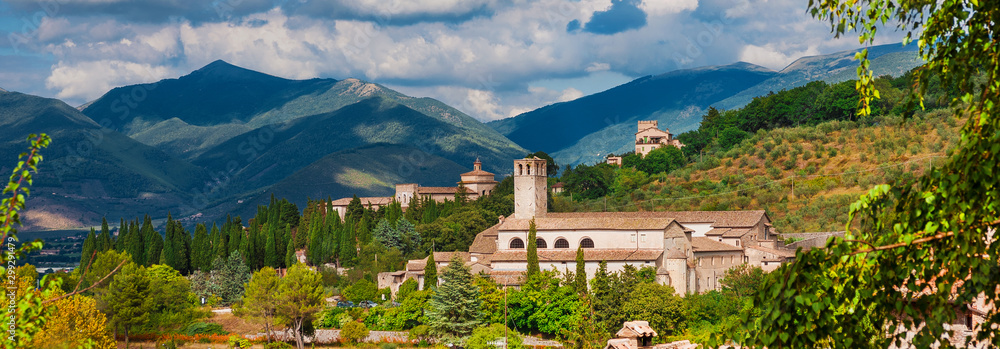 Obraz premium View of the beautiful Umbria countryside with old churches from the ancient city of Spoleto